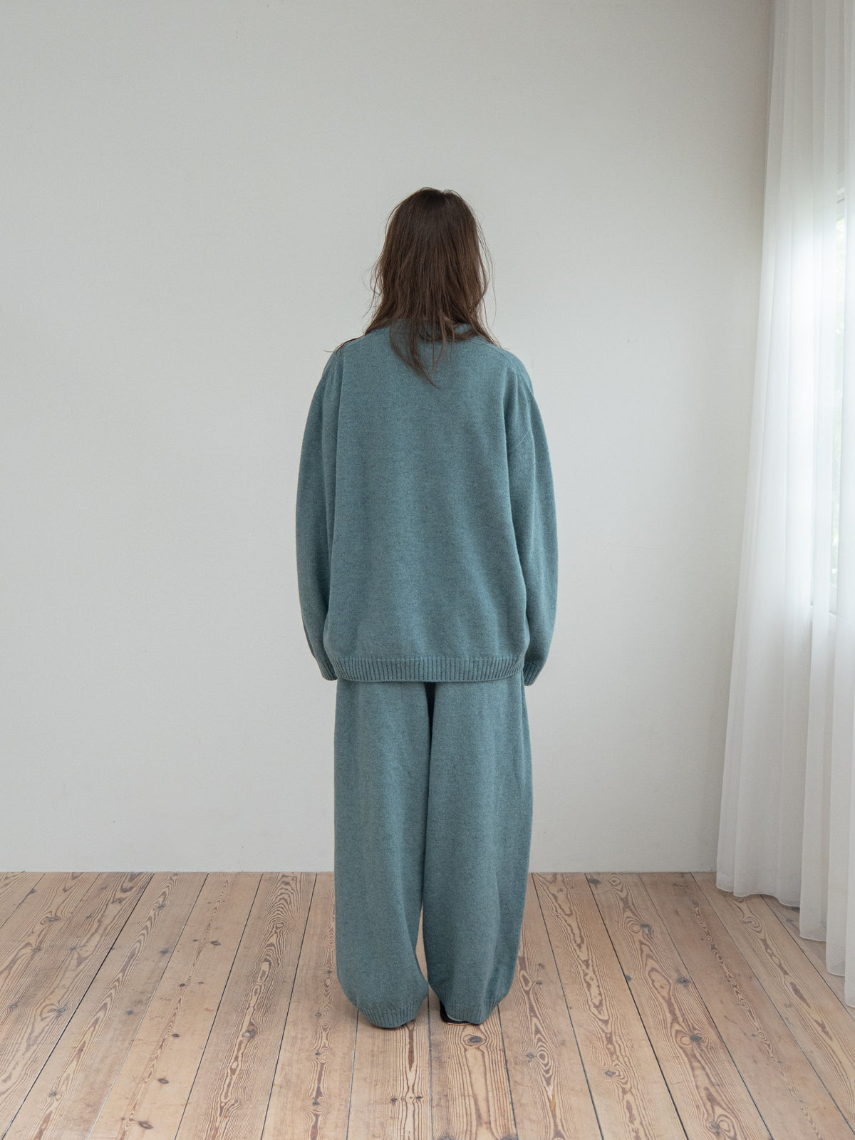 SOFT WOOL V-NECK KNIT