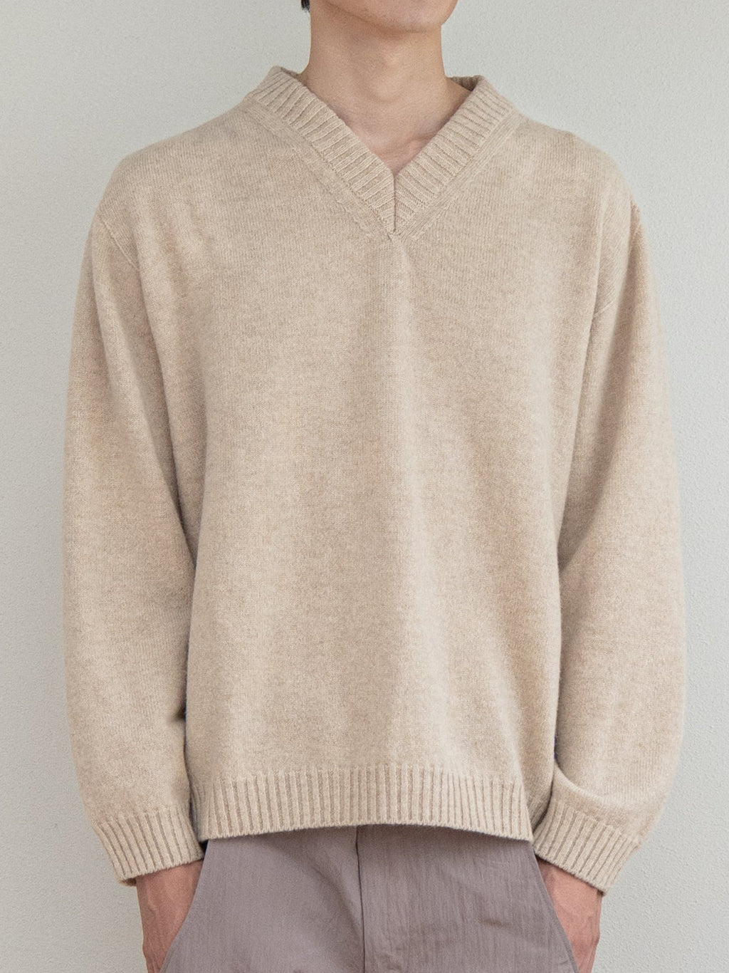 SOFT WOOL V-NECK KNIT