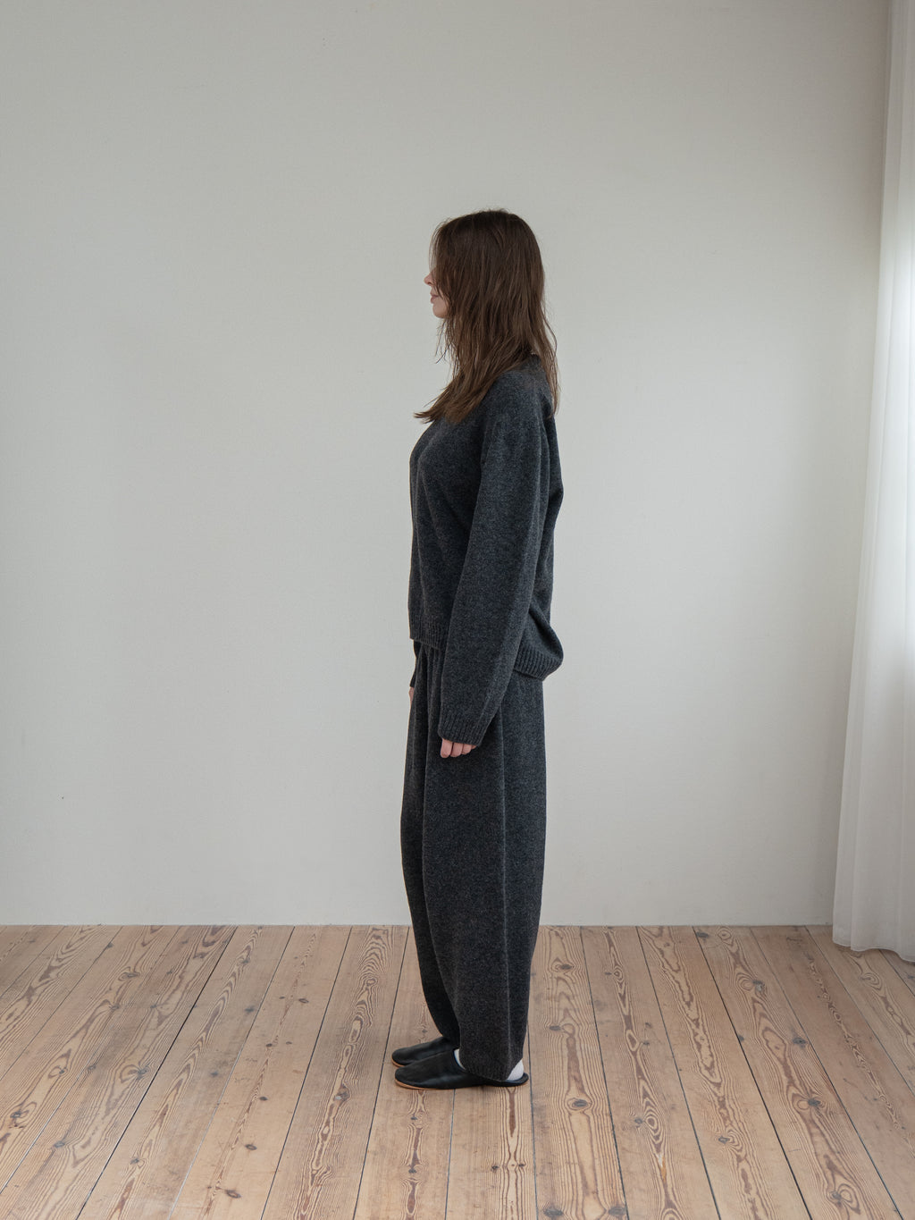SOFT WOOL V-NECK KNIT