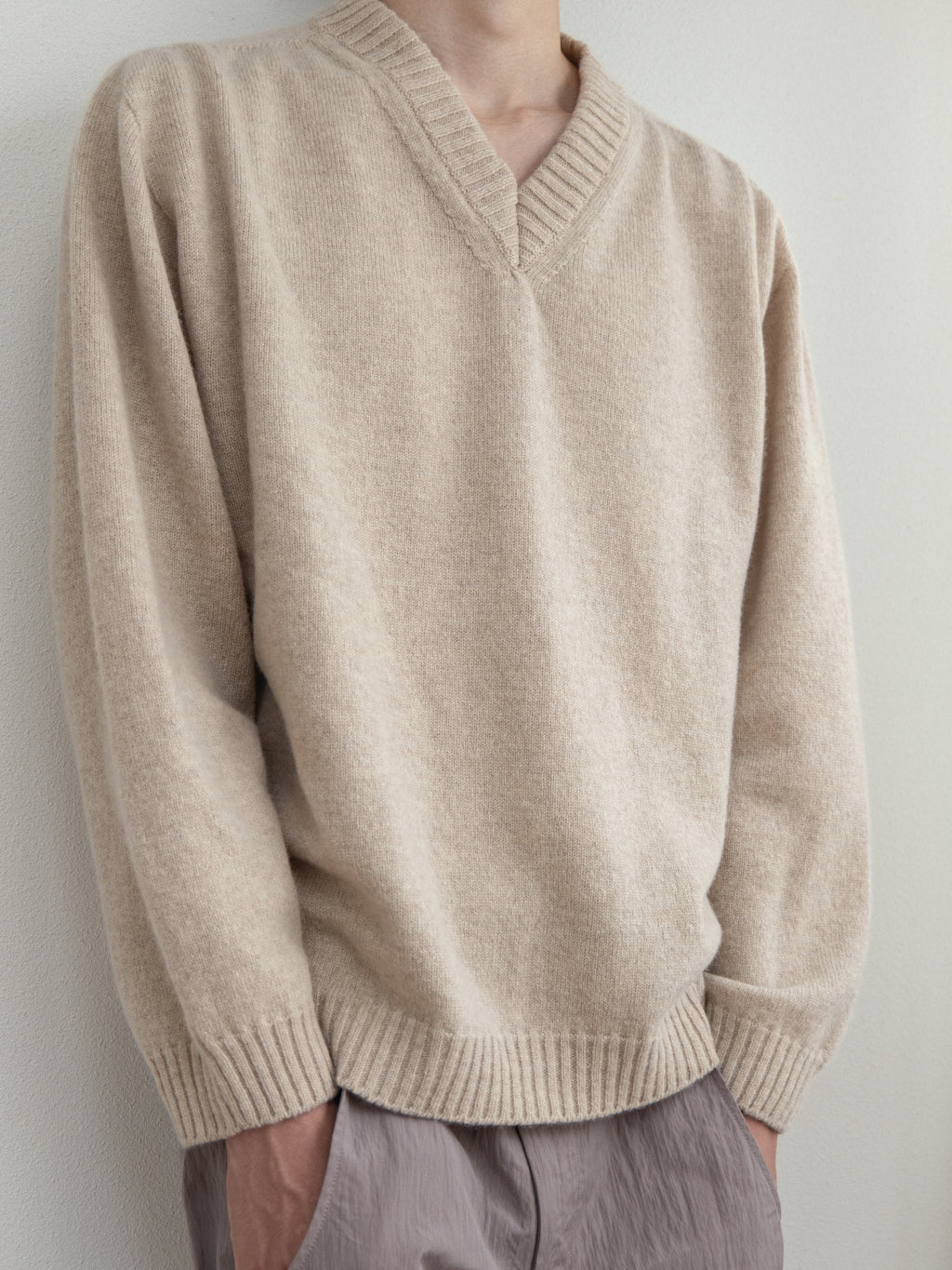 SOFT WOOL V-NECK KNIT