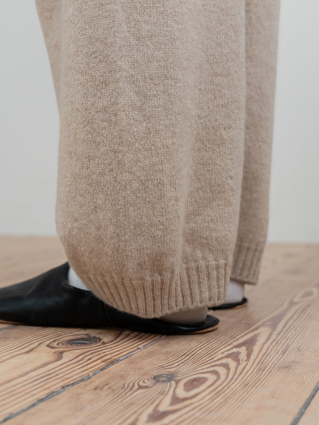 SOFT WOOL KNIT TROUSERS