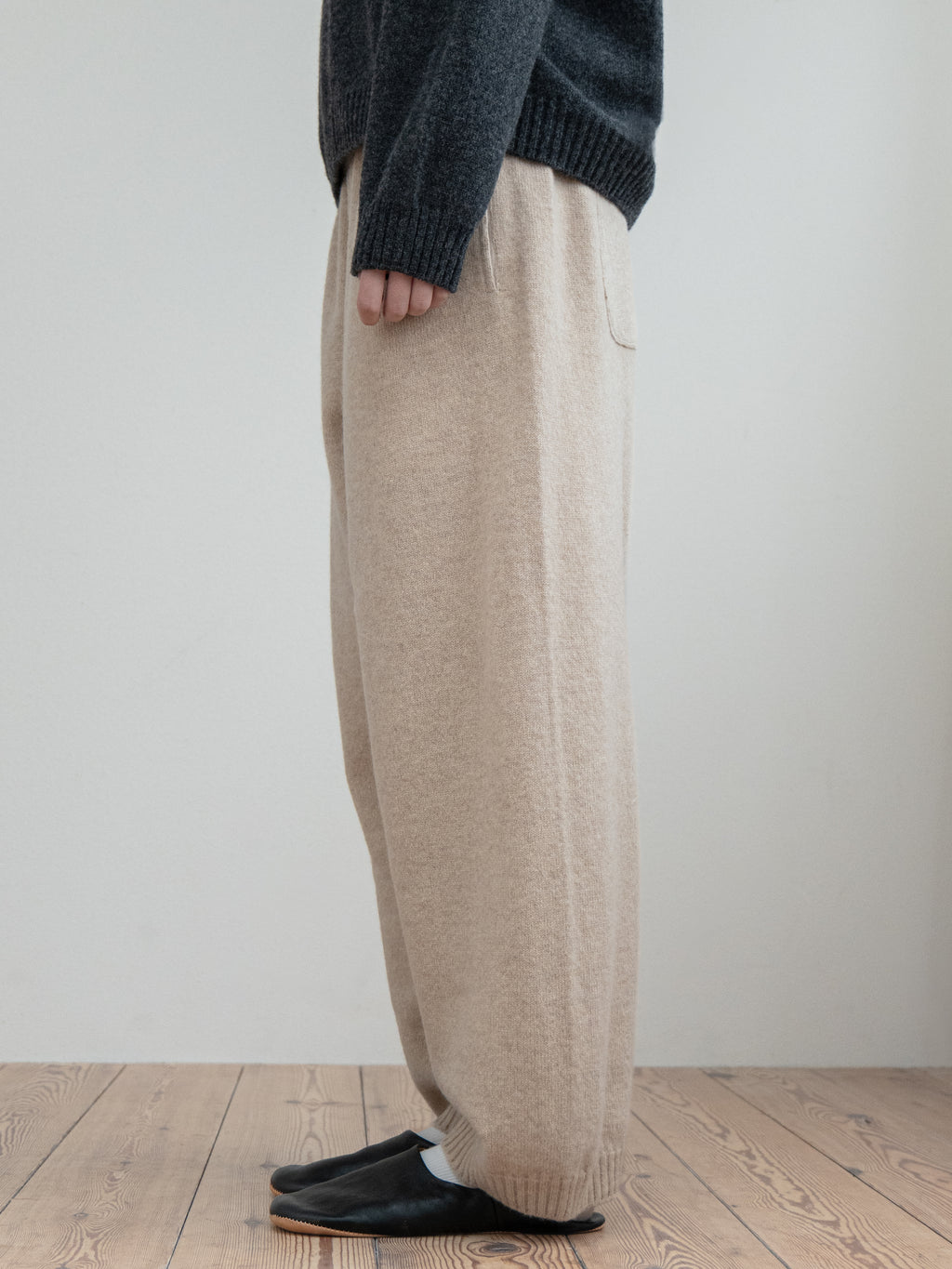 SOFT WOOL KNIT TROUSERS