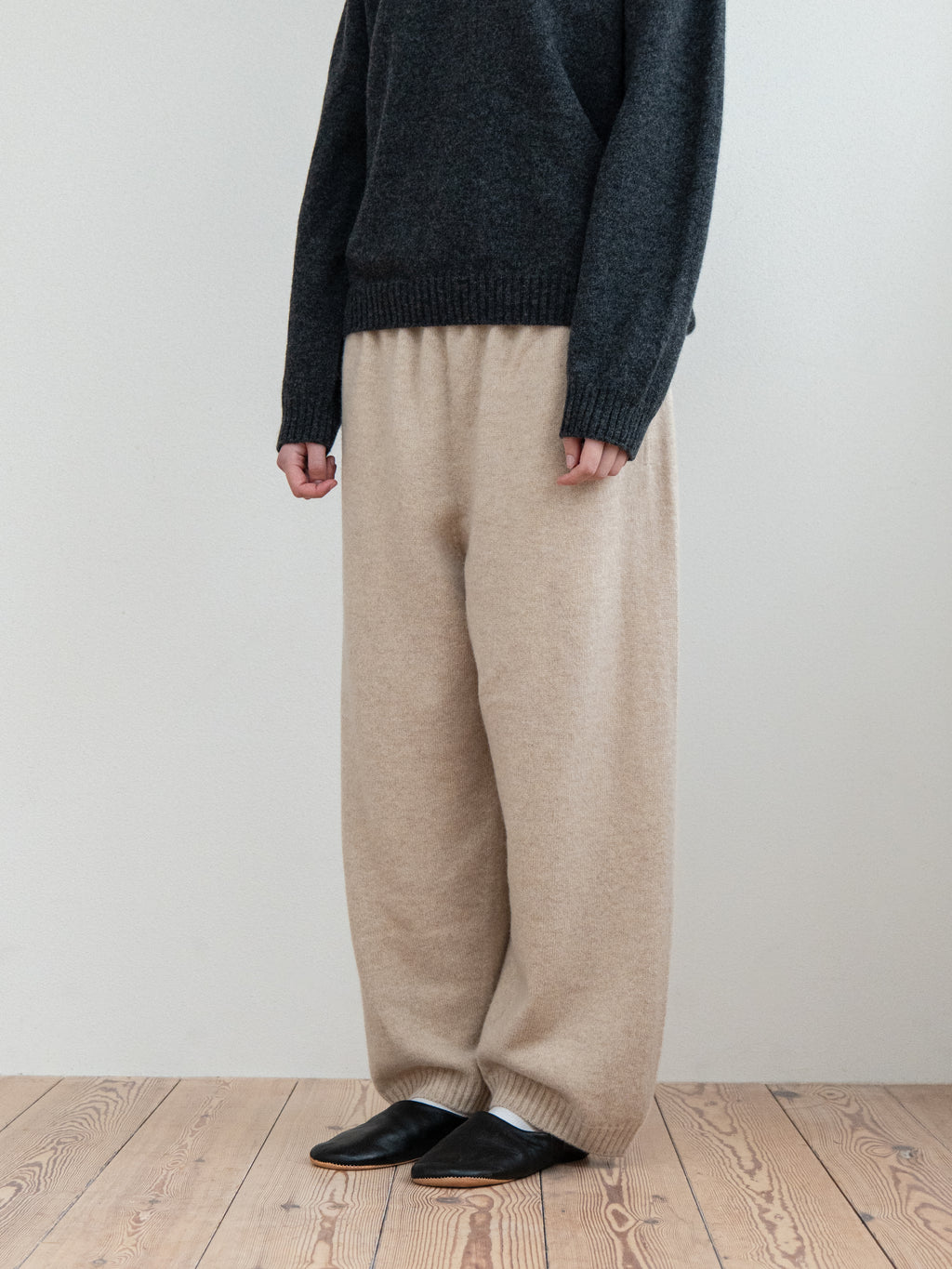 SOFT WOOL KNIT TROUSERS