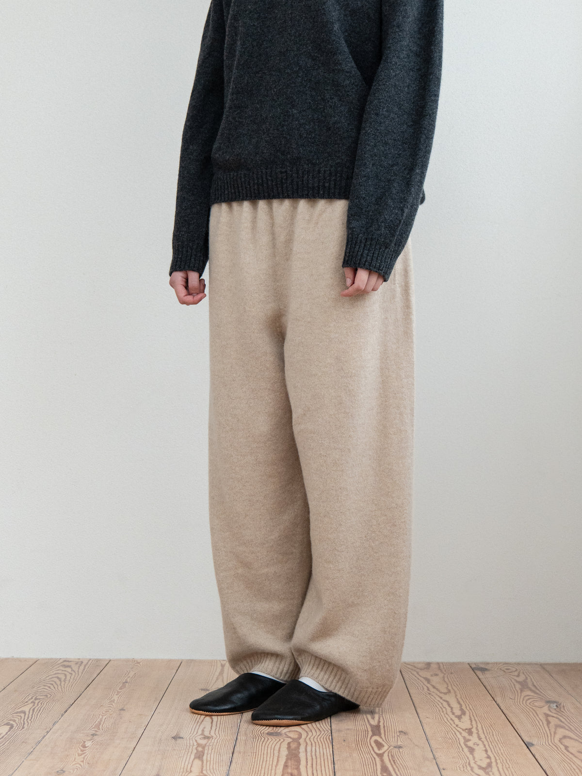 SOFT WOOL KNIT TROUSERS